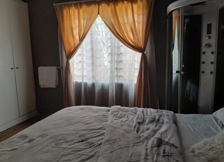 Guest house with swimming pool Call / WhatsApp +27731151222